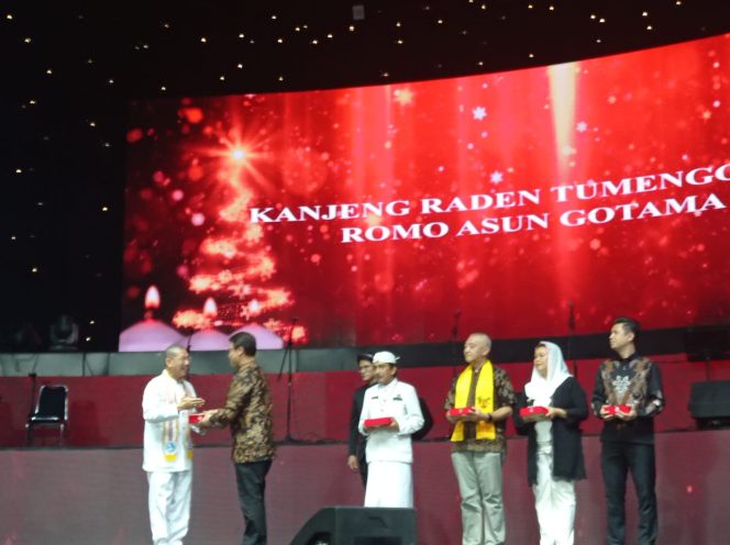 
 Kanjeng Raden Tumenggung Romo Asun Gotama Terima Penghargaan Tokoh Pembawa Damai Indonesia