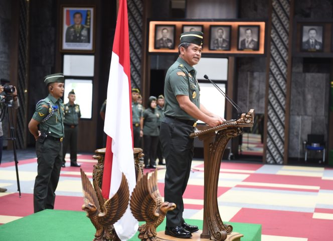 
 Kasad Terima Laporan Kenaikan Pangkat 30 Pati TNI AD, 19 Diantaranya Baru Pecah Bintang
