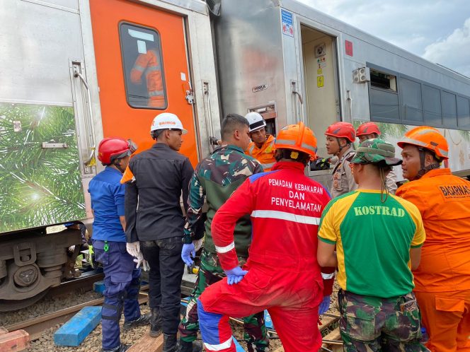 
 Aksi Sigap Prajurit Yonif 330/Tri Dharma, Bantu Evakuasi Korban Kecelakaan Kereta Api