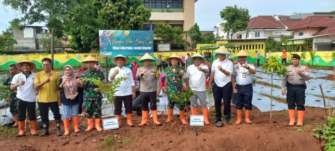
 Dandim 0503/JB dan Forkopimko Jakarta Barat Melakukan Penanaman Pohon dan Buah