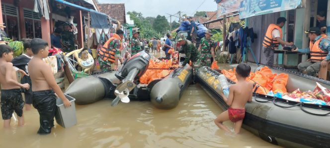 
 Prajurit TNI AD Distribusikan Bantuan Logistik untuk Korban Banjir di Musi Rawas Utara
