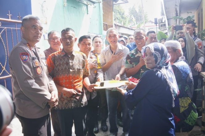 
 Kapolda Metro Jaya Serahkan Kunci Bedah Rumah Presisi dan Himbau Jaga Kerukunan Jelang Pemilu