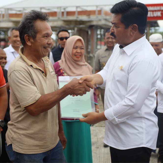 
 Menteri ATR BPN Serahkan 38 Sertipikat Hak Pakai bagi Masyarakat Tepi Pantai di Balikpapan