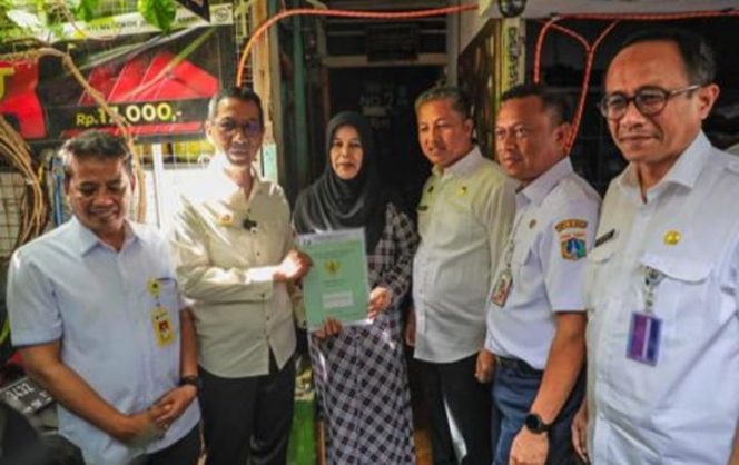 
 Pj Gubernur Heru Budi Hartono, Bagikan 30 Sertifikat Tanah Gratis di Mampang Prapatan