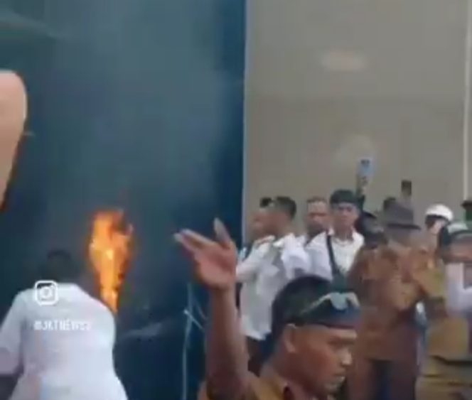 
 Demo Massa Apdesi di DPR RI Diwarnai Bakar Spanduk dan Memukul Pagar Gedung