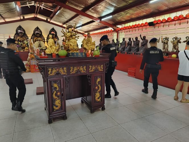 
 Tahun Baru Imlek 2024, Polsek Metro Tamansari Lakukan Sterilisasi Di Sejumlah Vihara Di Tamansari Jakarta barat
