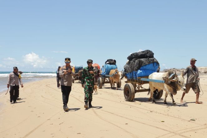 
 Letkol Inf Rinto Wijaya Kawal Distribusi Logistik Pemilu 2024 Dipedalaman