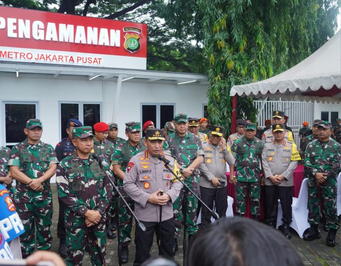 
 Kasad Dampingi Panglima TNI dan Kapolri Cek Prajurit