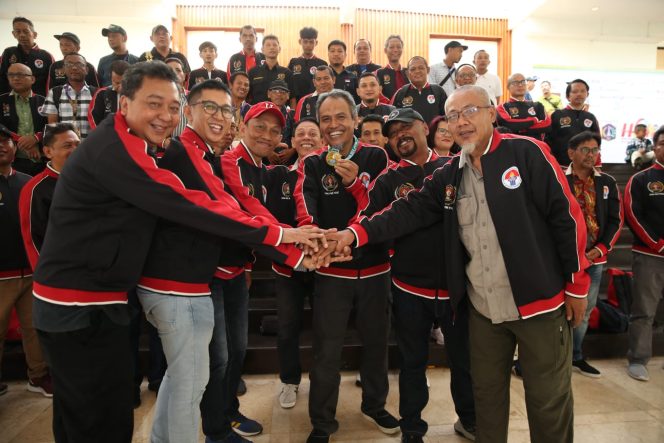 
 Sah ! SIWO DKI Terima Medali Emas Sepak Bola Porwanas 2022