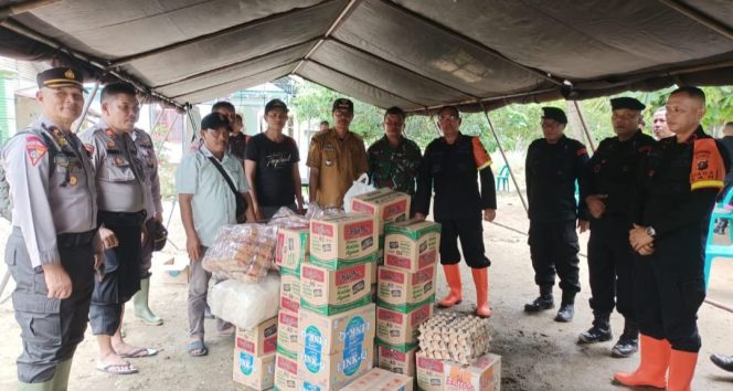
 Brimob Polda Sumut Gerak Cepat Evakuasi Warga Terdampak Banjir