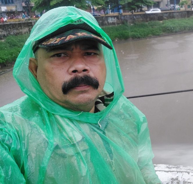 
 Musim Penghujan Babinsa Koramil 01/Jatinegara Pantau Debit Air Sungai Ciliwung
