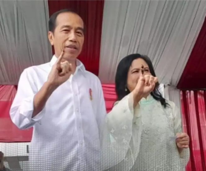 
 Jokowi dan Iriana Pamer Klingking Usai Nyoblos di TPS 010 Menteng