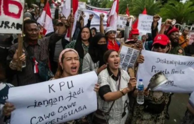 
 Aksi Demo di Gedung KPU RI Semakin Memanas, Massa Minta Pemilu Ulang