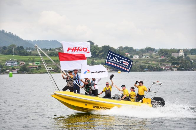 
 Kapolda Sumut Kibarkan Bendera Merah Putih Flag Parade Bersama Pebalap F1 Powerboat