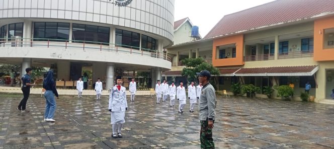 
 Babinsa Koramil Cipayung, Berikan Nilai Lomba Formasi Pengibaran Bendera Tingkat SMP