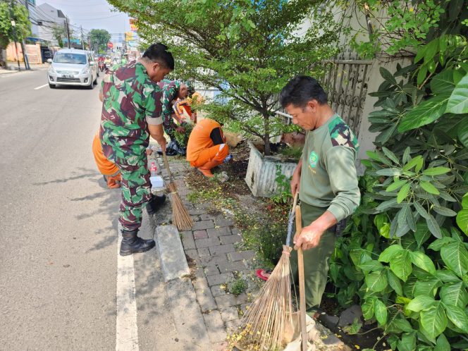 
 Babinsa Utan Kayu Utara Bersama PPSU dan Mitra Bersihkan Sampah Lingkungan