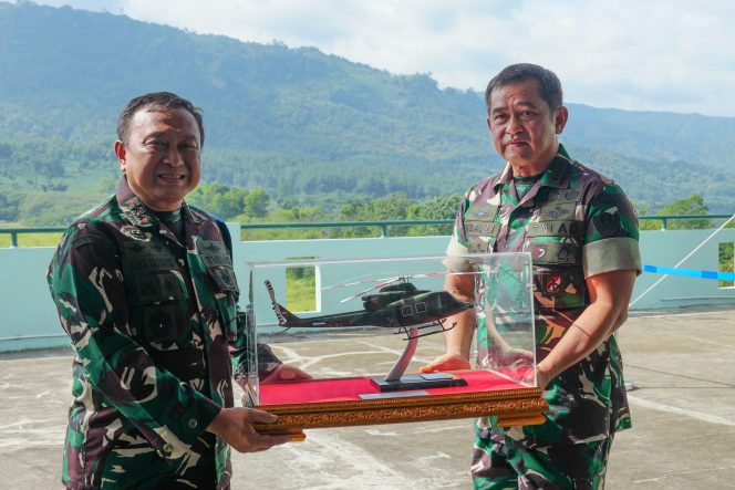 
 8 Heli Penerbad Menyerang Sasaran di Cipatat