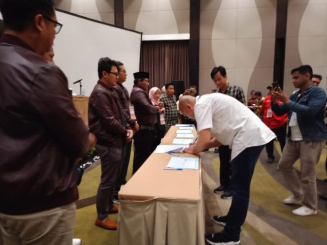 
 Dua Saksi PKS dan PDIP Tolak Tanda Tangan Hasil Rekapitulasi