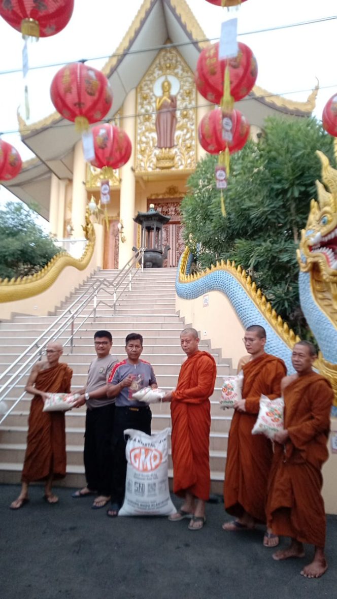 
 Sambut Bulan Suci Ramadhan, Vihara Hemadhiro Mettavati dan Polsek Cengkareng Bagikan Beras Gratis untuk Masyarakat