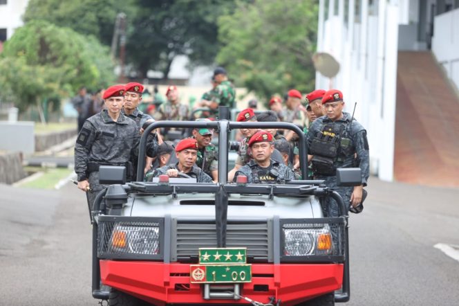 
 Sukses Taklukkan Beragam Materi Gultor, Kasad Terima Brevet Anti Teror Kehormatan