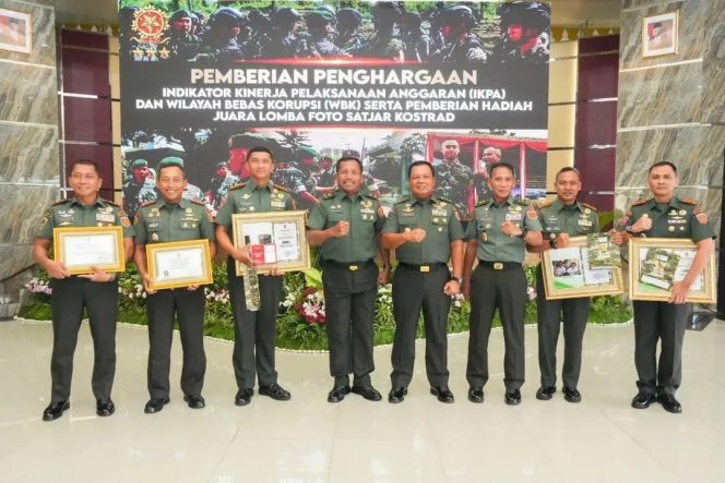 
 Danmenarmed 2 Putra Yudha Terima Piagam Penghargaan Pangkostrad Pada Rapim Kostrad TA 2024