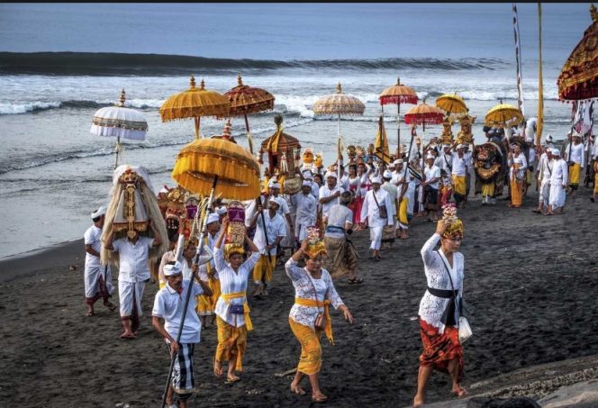 
 Ribuan Umat Hindu Bali hadiri Upacara Melasti Sambut Nyepi 2024 di Pantai Kuta