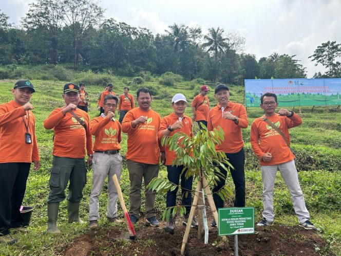 
 Sekjen LHK Tanam Durian di Jombang Pada Penanaman Serentak Seluruh Indonesia Dalam Rangka Hari Bakti Rimbawan ke-41