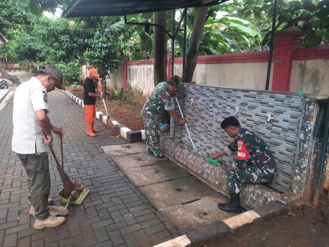 
 Bersih Mushola Az-Zahra Cilangkap Oleh Babinsa Koramil Cipayung