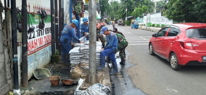 
 Hari Ke 2 Puasa, Babinsa Koramil 02/Matraman, Karya Bakti Bersihkan Drainase Bersama Dinas SDA