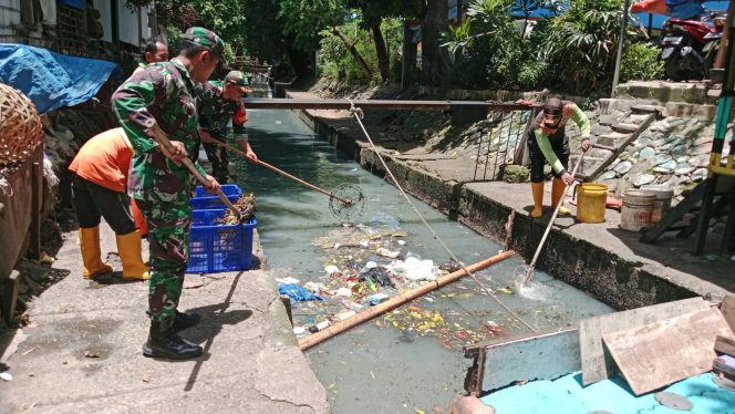 
 Kolaborasi Babinsa Matraman Bersama Dinas SDA Normalisasi Saluran Air