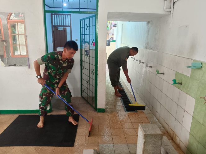 
 Perawatan Masjid Baitul Makmur Oleh Babinsa Koramil Duren Sawit