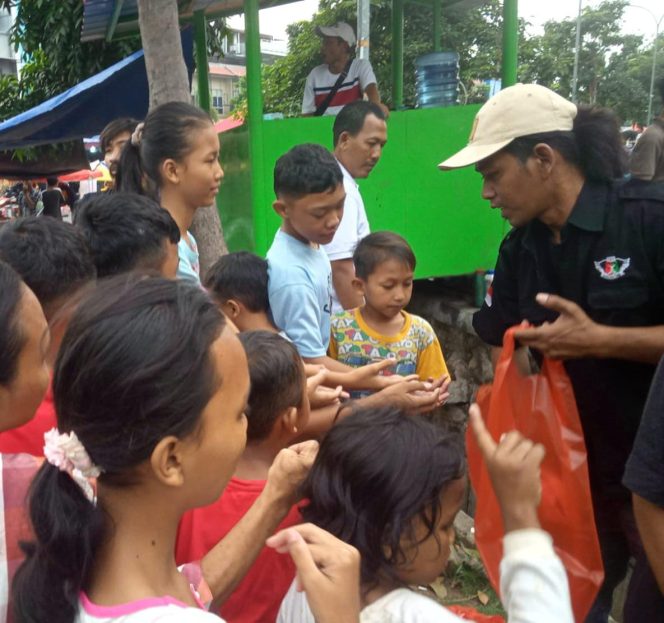 
 Ramadhan Berkah FBR Gardu 0319 Si Ji’ih Bagikan 500 Nasi Kotak