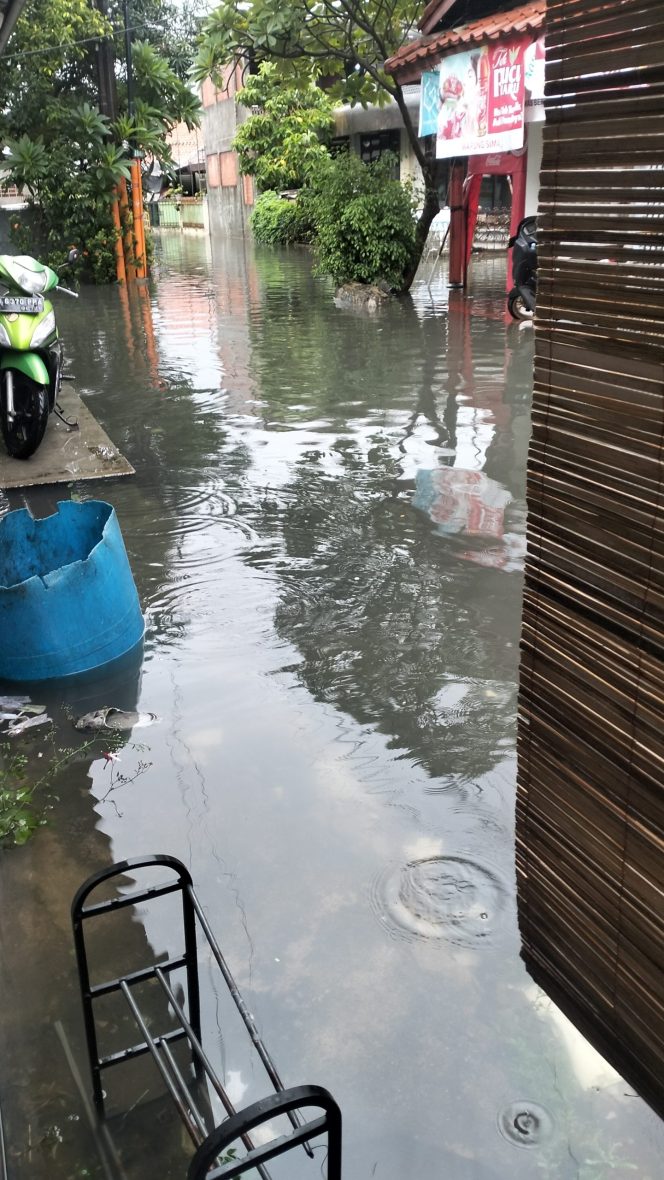 
 Banjir Terjadi di Mawar Raya, RW 02  Cengkareng Barat, Jakarta Barat, Pagi ini