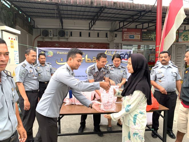 
 Lapas Narkotika Pematang Siantar Berbagi Takjil Kepada Masyarakat