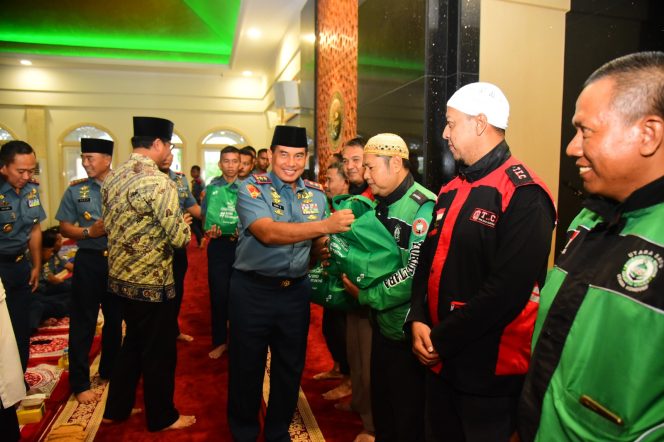 
 Bukber KASAL Dengan Masyarakat Pesisir dan Ojek Online yang Digelar PASMAR 1