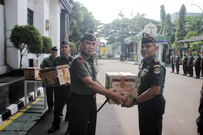 
 Menjelang Lebaran Danrem 051/Wkt Memberikan Bingkisan Kepada Prajurit Korem 051/Wkt