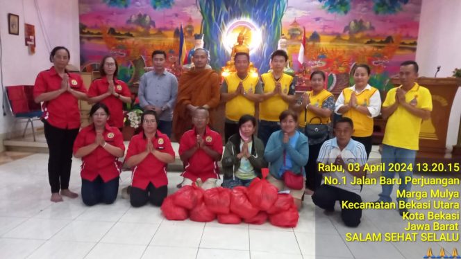 
 Vihara Hemadhiro Mettavati Kembali Bagikan 490 paket Sembako di Wilayah Bekasi