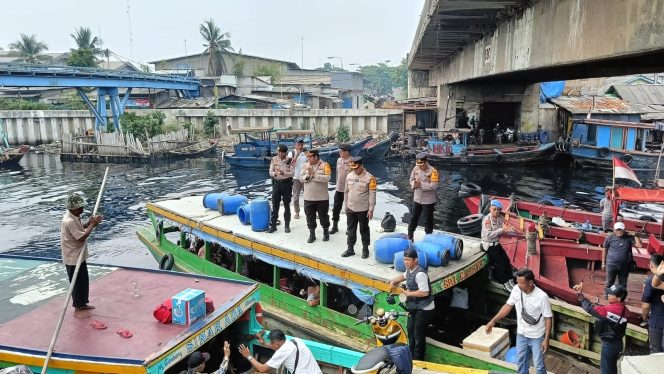 
 Kunjungan Kapolres Metro Jakut Dalam Pelaksanaan Mudik Gratis Menggunakan Perahu Nelayan di Cilincing