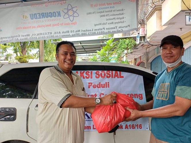 
 Pimpinan Redaksi Komunitastodays.co Bagi Sembako Pada Jurnalis dan Masyarakat Jelang H-1 Idul Fitri 1445 H