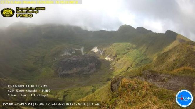 
 Gunung Awu di Kepulauan Sangihe Sulut Siaga 3