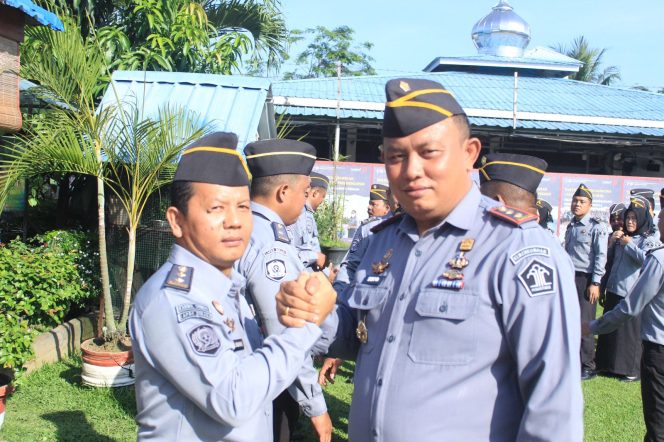 
 Kalapas Binjai Kanwil Kumham Sumut Sematkan Tanda Kenaikan Pangkat 6 Petugas