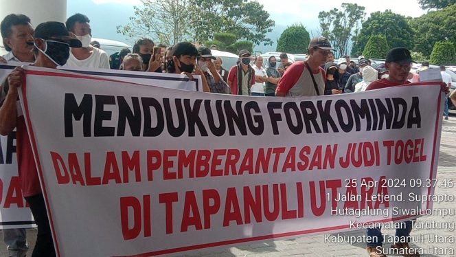 
 Aliansi Masyarakiat Taput Berunjuk Rasa di Kantor Bupati, Kodim dan Polres