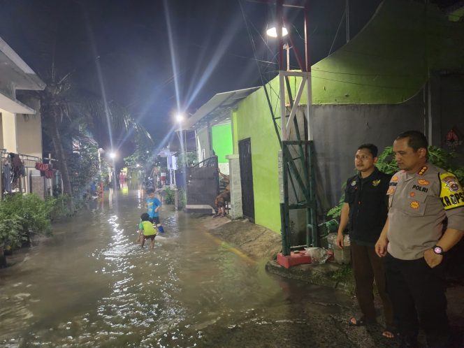 
 Kapolresta Tangerang Datangi Lokasi Banjir Di Perumahan Taman Cikande