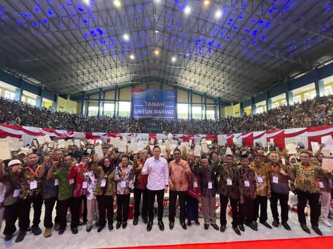 
 Menteri AHY Laksanakan Perintah Presiden, Sukseskan Sertipikat Tanah Elektronik Reforma Agraria di Jatim