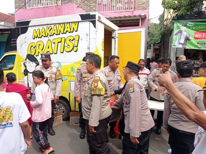 
 Polres Metro Jakarta Timur Bagikan 300 Paket Nasi Box Kepada Warga Yang Membutuhkan
