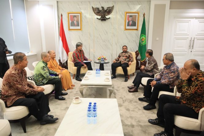 
 Menag Yaqut Cholil Qoumas Menerima Panitia Pelaksana Waisak 2568 BE/2024