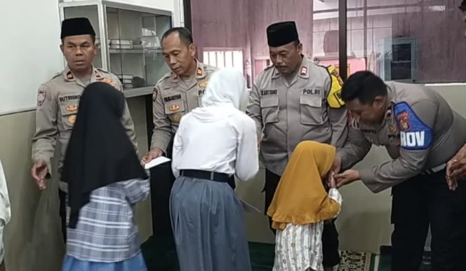
 Polsek Cakung Santunan Anak Yatim Serta Doa Bersama
