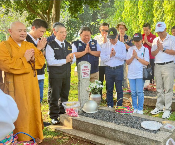 
 Perwakilan Umat Buddha Indonesia Serentak Gelar Karya Bakti di Taman Makam Pahlawan