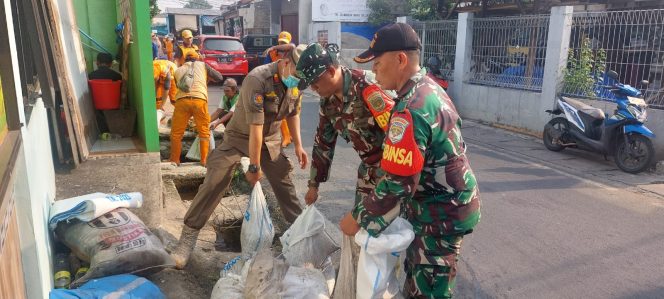 
 Normalisasi Saluran Air, Koramil Cipayung Bersama Dinas SDA dan PPSU Lubang Buaya Giat Karya Bakti