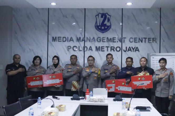 
 Kabid Humas Polda Metro Jaya Berikan Reward Kepada 5 Personel Berprestasi